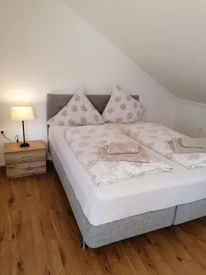 Ein Bett oder Betten in einem Zimmer der Unterkunft Ferienwohnung Haus Weitblick