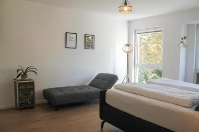 Ein Bett oder Betten in einem Zimmer der Unterkunft New York Apartment - für Freunde & Familien, stadtnah, Parkplatz, E-Ladestation, Gitterbox für Fahrräder, Fitnessstudio, digitale Gästemappe mit Restaurant- und Unternehmenstipps