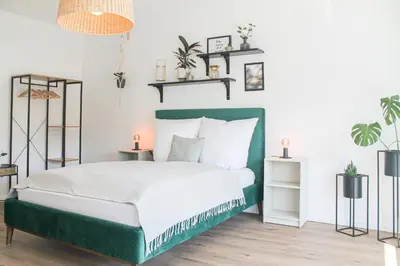Ein Bett oder Betten in einem Zimmer der Unterkunft Tropical Apartment - für Freunde & Familien, stadtnah, Parkplatz, E-Ladestation, Gitterbox für Fahrräder, Fitnessstudio, digitale Gästemappe mit Restaurant- und Unternehmenstipps