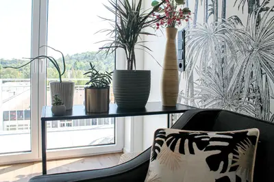 Ein Sitzbereich in der Unterkunft Tropical Apartment - für Freunde & Familien, stadtnah, Parkplatz, E-Ladestation, Gitterbox für Fahrräder, Fitnessstudio, digitale Gästemappe mit Restaurant- und Unternehmenstipps