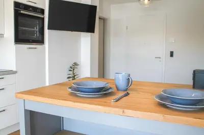Küche/Küchenzeile in der Unterkunft Wonderful World Apartment - stadtnah, Balkon, Parkplatz, E-Ladestation, Fitnessstudio