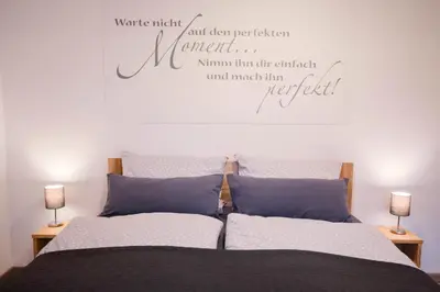 Ein Bett oder Betten in einem Zimmer der Unterkunft Ferienwohnung Moselblümchen Amelie