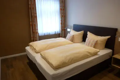 Ein Bett oder Betten in einem Zimmer der Unterkunft Weinhotel Stadtmühle beim Weingut Schauß