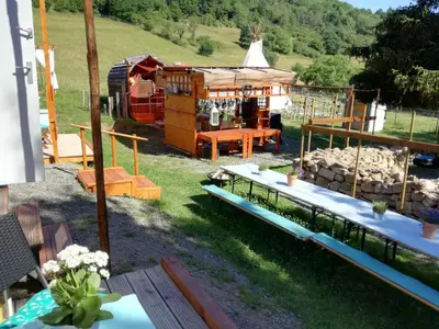 Ein Garten an der Unterkunft Zurück zur Natur - Urlaub im Zirkuswagen, Sommeratelier oder Schindelwagen
