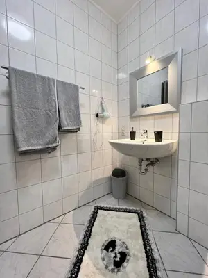 Ein Badezimmer in der Unterkunft O&W Ferienzimmer am Nürburgring, Quiddelbach