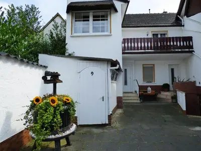 Das Gebäude in dem sich das Ferienhaus befindet