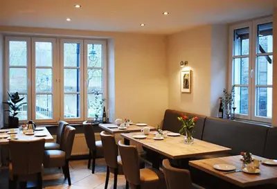 Ein Restaurant oder anderes Speiselokal in der Unterkunft Gästehaus Weingut Schier im Zehnthof
