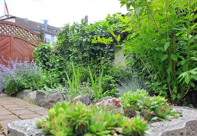 Ein Garten an der Unterkunft gemütliches Apartment mit Garten I Parkplatz I 10 Min zur Altstadt