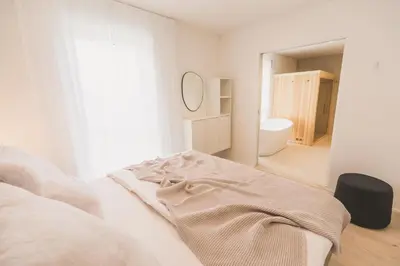 Ein Bett oder Betten in einem Zimmer der Unterkunft STEILLAGE - Design Moselsuiten mit Panoramablick und SPA