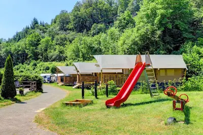 Ein Kinderspielbereich in der Unterkunft Camping Drei Spatzen