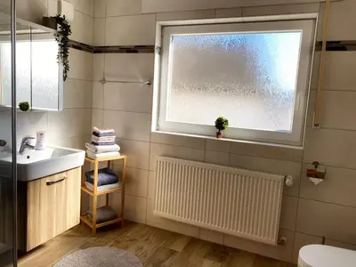 Ein Badezimmer in der Unterkunft Gästehaus beim Metzger / Döttingen am Nürburgring