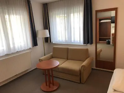 Ein Sitzbereich in der Unterkunft Hotel Garni Rabennest