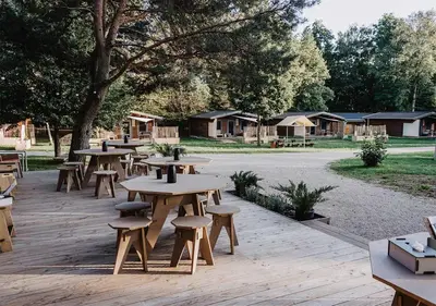 Ein Restaurant oder anderes Speiselokal in der Unterkunft destinature Dorf Südeifel