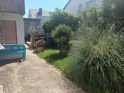 Ein Garten an der Unterkunft Ferienwohnung Mattheiser Weiher