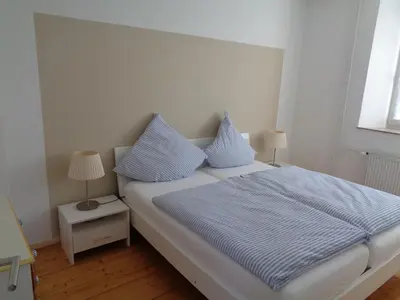 Ein Bett oder Betten in einem Zimmer der Unterkunft Ferienwohnung Altes Pfarrhaus mit Flair und Jufferblick