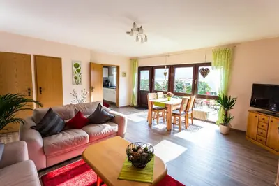 Ein Sitzbereich in der Unterkunft Ferienwohnung Zöll-Wedra