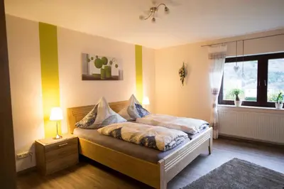 Ein Bett oder Betten in einem Zimmer der Unterkunft Ferienwohnung Zöll-Wedra