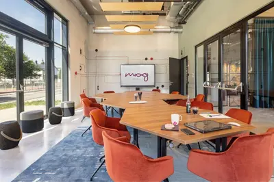 Ein Sitzbereich in der Unterkunft Moxy Simmern