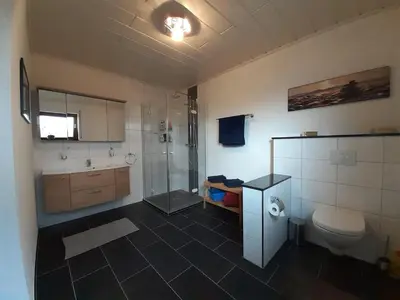 Ein Badezimmer in der Unterkunft Ferienwohnung Terrasse Parkplatz WallBox Nürburgring