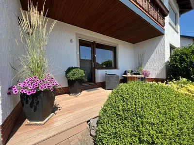 Ein Garten an der Unterkunft Ferienwohnung Terrasse Parkplatz WallBox Nürburgring