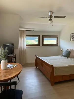Ein Bett oder Betten in einem Zimmer der Unterkunft Boutique Guesthouse Das WOHLGEMUTH HEIM Mosel Weingut