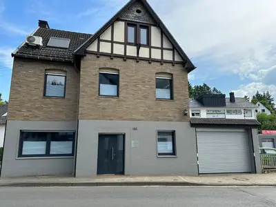 Das Gebäude in dem sich das Ferienhaus befindet