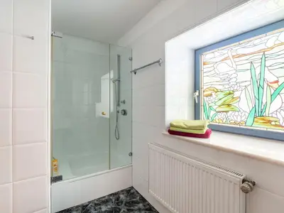 Ein Badezimmer in der Unterkunft Luxurious holiday home with a nice private garden