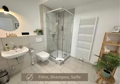 Ein Badezimmer in der Unterkunft Buddha Apartment - stadtnah, Balkon, Parkplatz, E-Ladestation für Autos & Fahrräder, Fitnessstudio