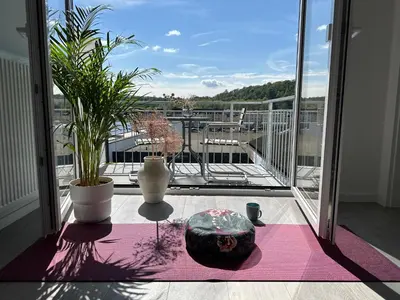 Ein Balkon oder eine Terrasse in der Unterkunft Buddha Apartment - stadtnah, Balkon, Parkplatz, E-Ladestation für Autos & Fahrräder, Fitnessstudio