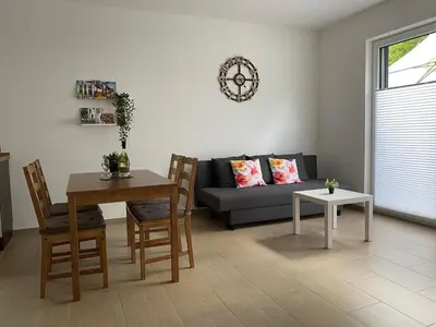 Ein Sitzbereich in der Unterkunft Ferienwohnung Im Dhrontal