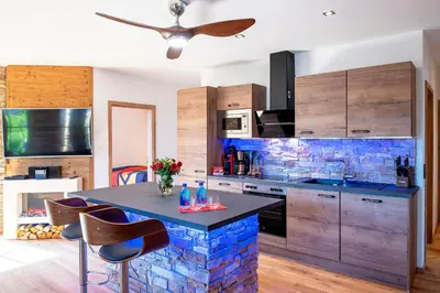 Küche/Küchenzeile in der Unterkunft Luxus Ferienwohnung Chalet Seenähe