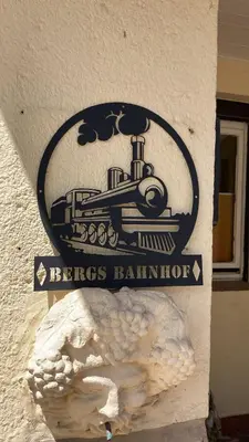 Ein Zertifikat, Auszeichnung, Logo oder anderes Dokument, das in der Unterkunft Bergs Bahnhof ausgestellt ist