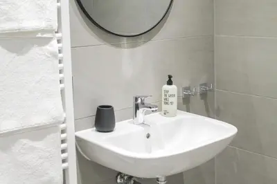 Ein Badezimmer in der Unterkunft Modern Apartment - für Freunde & Familien, stadtnah, Parkplatz, E-Ladestation, Gitterbox für Fahrräder, Fitnessstudio, digitale Gästemappe mit Restaurant- und Unternehmenstipps