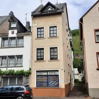 Das Gebäude in dem sich das Ferienhaus befindet