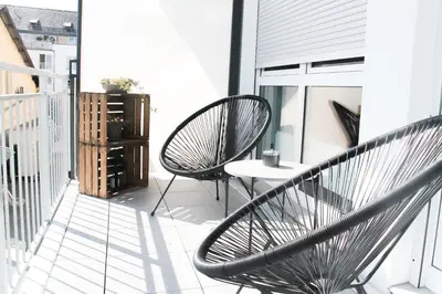 Ein Balkon oder eine Terrasse in der Unterkunft Marvel-Apartment - für Freunde & Familien, stadtnah, Parkplatz, E-Ladestation, Gitterbox für Fahrräder, Fitnessstudio, digitale Gästemappe mit Restaurant- und Unternehmenstipps