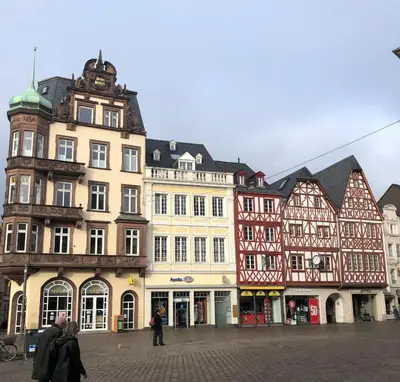 Das Gebäude in dem sich das Ferienhaus befindet