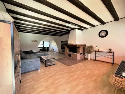 Ein Sitzbereich in der Unterkunft Traumaussicht Moselblick Kamin Balkon Burgblick 65 Zoll TV Waipu Lindenplatz