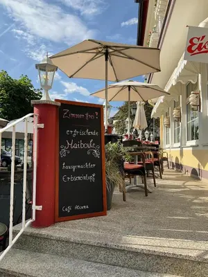 Ein Restaurant oder anderes Speiselokal in der Unterkunft Café Bäckerei Pension Alcana Mirco Münch