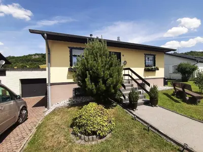Das Gebäude in dem sich das Ferienhaus befindet