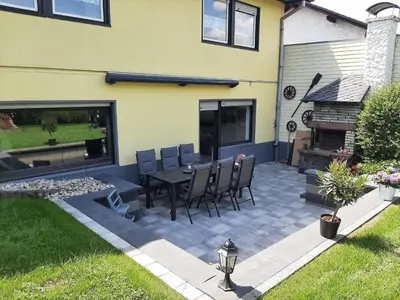 Das Gebäude in dem sich das Ferienhaus befindet