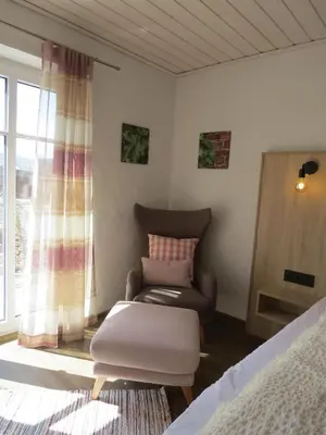 Ein Sitzbereich in der Unterkunft Bleibe in der Brandgasse