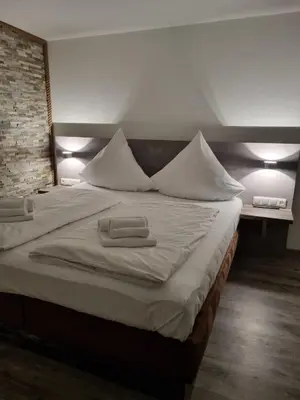 Ein Bett oder Betten in einem Zimmer der Unterkunft Ferienwohnungen KAMELIA