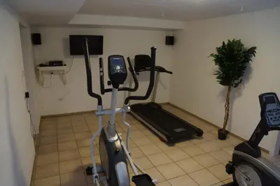 Das Fitnesscenter und/oder die Fitnesseinrichtungen in der Unterkunft Moseljuwel mit exklusiver Sauna und Indoor Pool