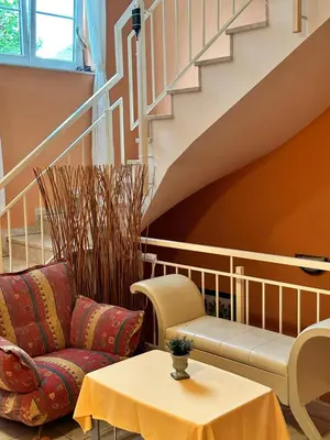 Ein Sitzbereich in der Unterkunft Hotel Rosengarten