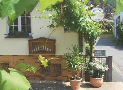Ein Garten an der Unterkunft Gästehaus Weberskirch