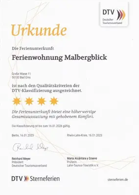 Ein Zertifikat, Auszeichnung, Logo oder anderes Dokument, das in der Unterkunft Ferienwohnung Malbergblick klassifiziert mit 4 DTV-Sternen ausgestellt ist