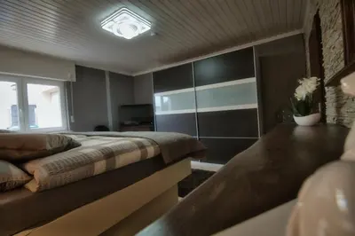 Ein Bett oder Betten in einem Zimmer der Unterkunft Im Vulkanland Fewo bis 6 Personen