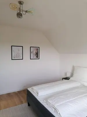 Ein Bett oder Betten in einem Zimmer der Unterkunft EIFELSTERN-Schöne Ferienwohnung mit Balkon