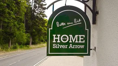 Ein Zertifikat, Auszeichnung, Logo oder anderes Dokument, das in der Unterkunft Ringhaus - Home of Silver Arrows ausgestellt ist