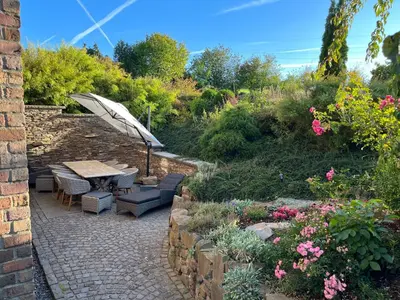 Ein Garten an der Unterkunft Attraktive Wohnung-Elztalidyll-zwischen Mosel,Nürburgring und Burg Eltz